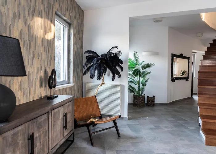 Pristine Seaview , With 5-star Access *